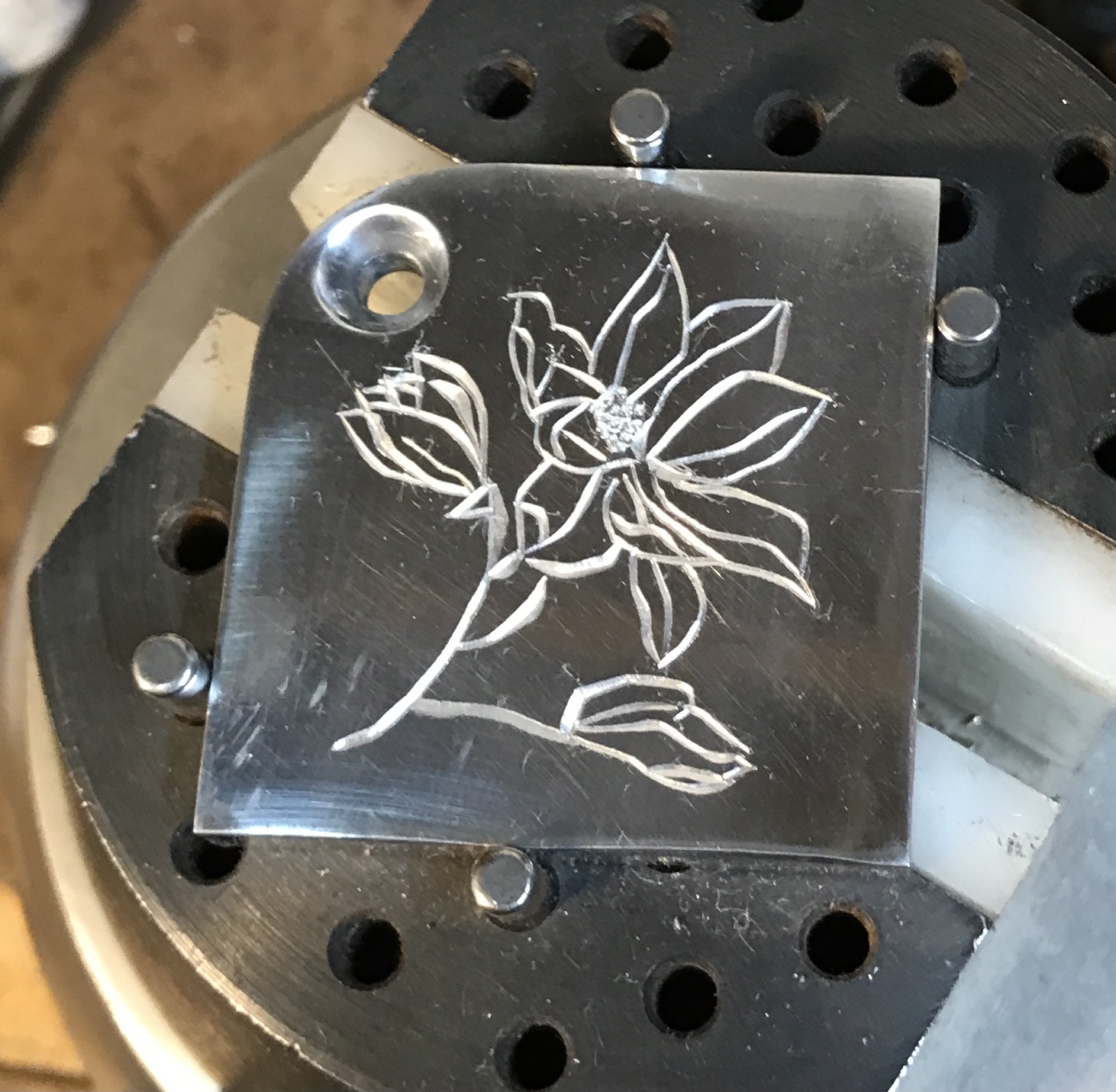 The flower sketch engraved on the top.